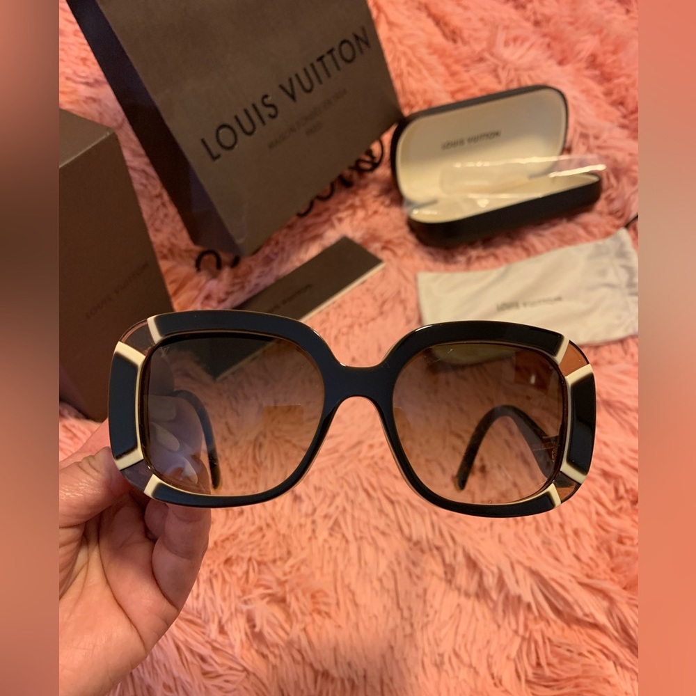 Louis Vuitton Oversized Sunglasses made in France. - Picture 2 of 9